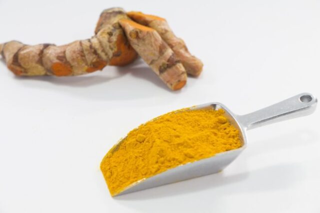 色付けに使われるスパイス（ウコン）