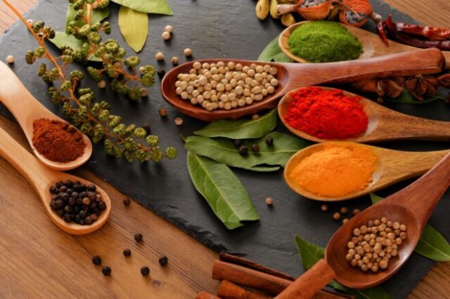 数種類のスパイスとハーブ