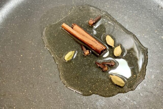 フライパンでテンパリング中のスパイス