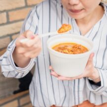 辛いものを妊娠中に食べるリスクは？起こりうる影響や注意点を解説
